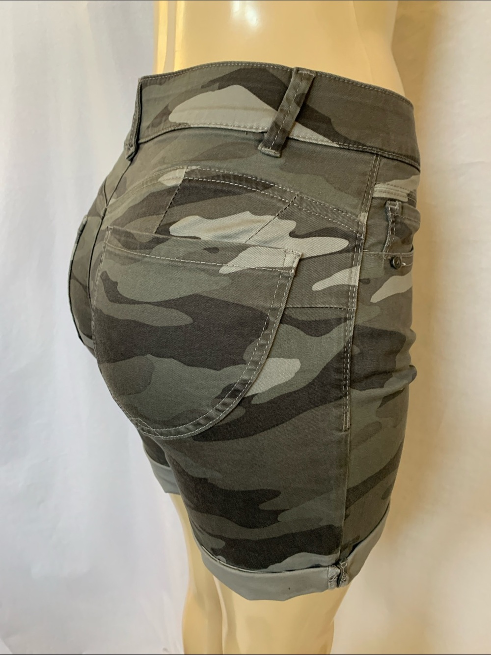 DEMOCRACY Women’s Camo Roll-Cuff Shorts Size 4 Green Camouflage NWT - Picture 5 of 7